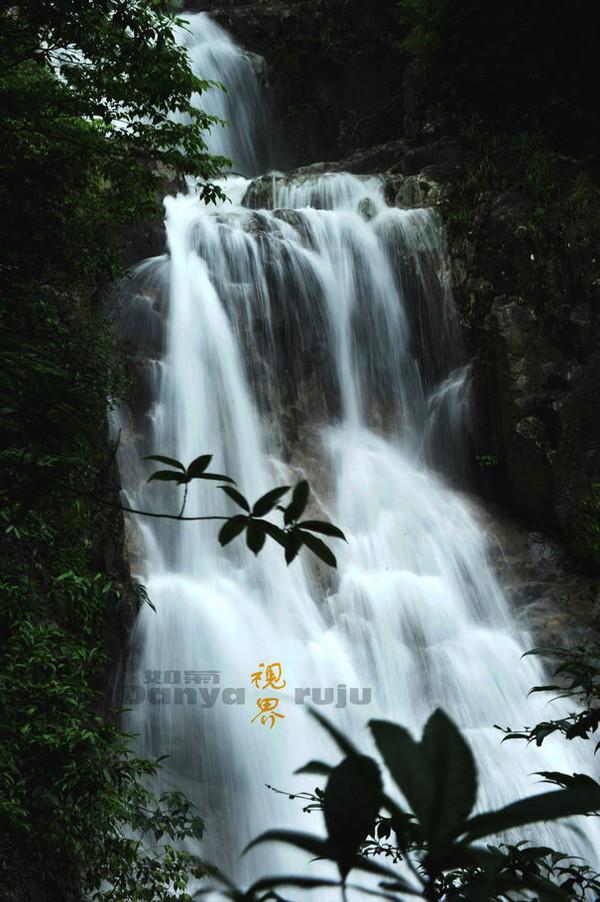 老奶奶街边卖“叫花肉”,一份60路人嫌贵又嫌脏,被识货大叔买光